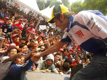 Rossi e Lorenzo in Indonesia con lo Yamaha-tour