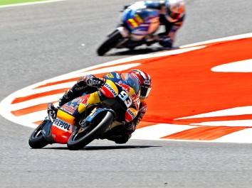 Motomondiale, Gp di Catalunya: Iannone senza rivali in Moto2. In 125 quinta pole per Marquez