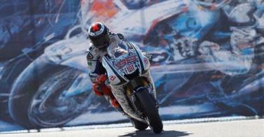 Moto Gp, Gran Premio di San Marino: Lorenzo primo nelle libere del sabato, ma Pedrosa c'é. Rossi 5° con il nuovo casco