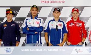 MotoGp, il Gran Premio d'Australia sarà l'ennesima battaglia tra Rossi e Lorenzo. Mentre Stoner pensa per sé...