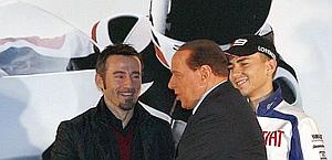 Moto, Berlusconi a sorpresa all'Eicma. Battute e risate con Lorenzo e Biaggi