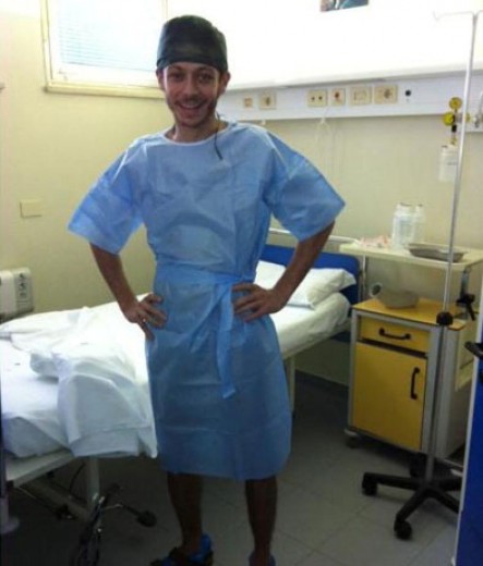 Le foto di Valentino Rossi prima dell'operazione 