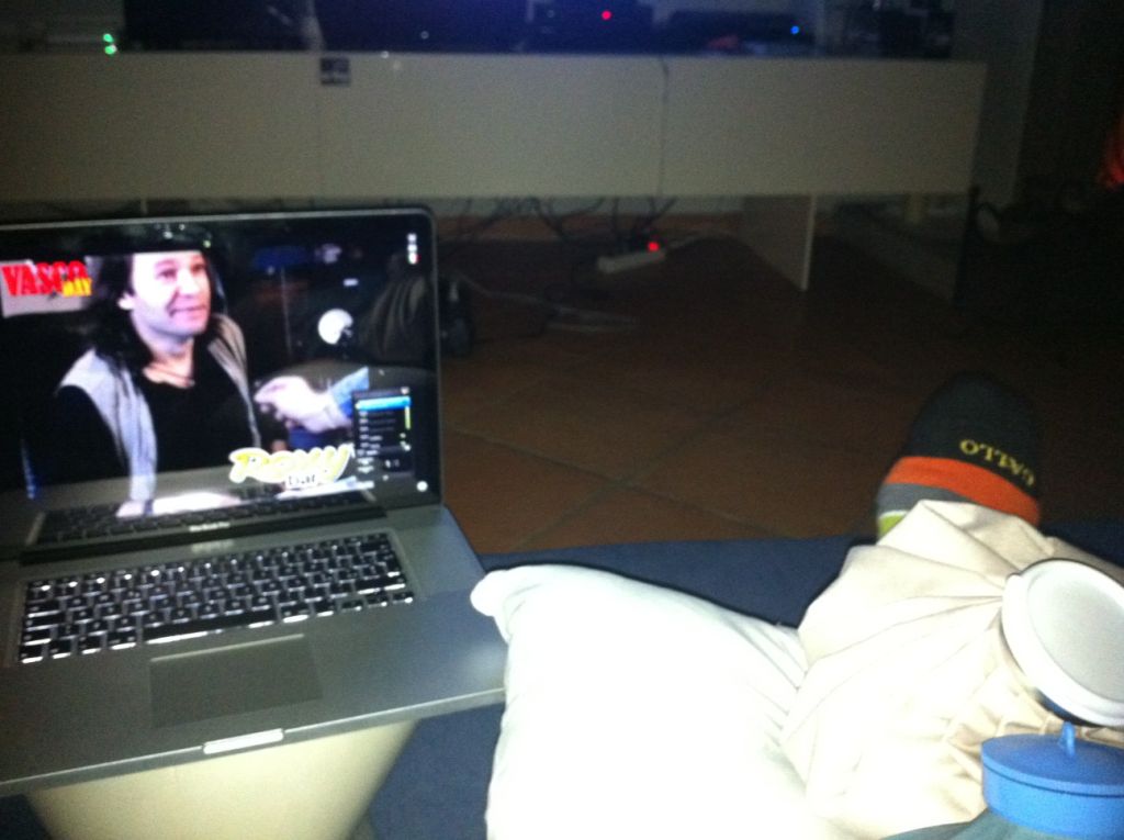 Valentino Rossi guarda il Vasco Day su Roxy Bar Tv - FOTO