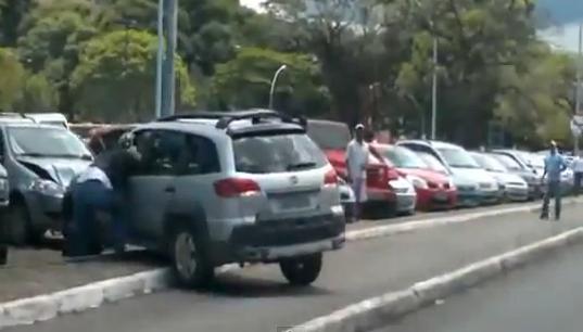 Video Brasile lite automobilista-motociclista, SUV tenta di investire centauro