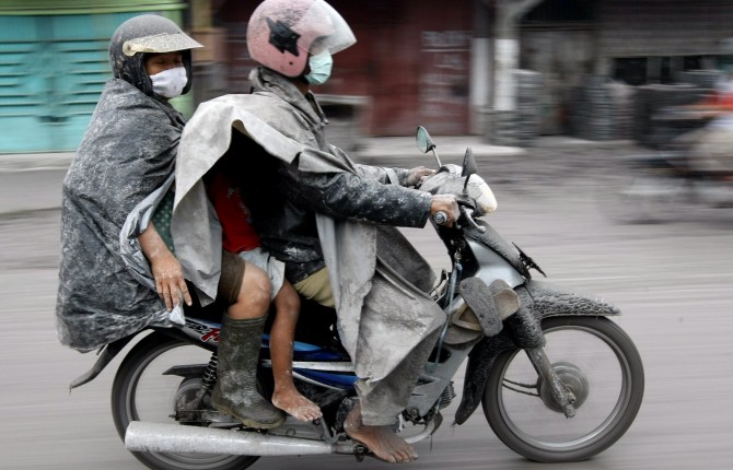 Indonesia, donne in moto solo in posizione da amazzone