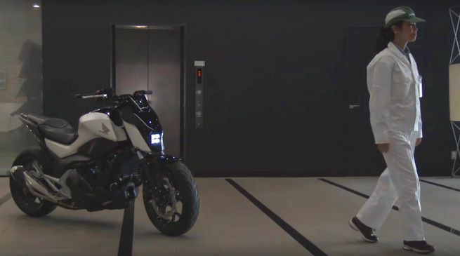 Honda lancia la prima moto a guida autonoma!